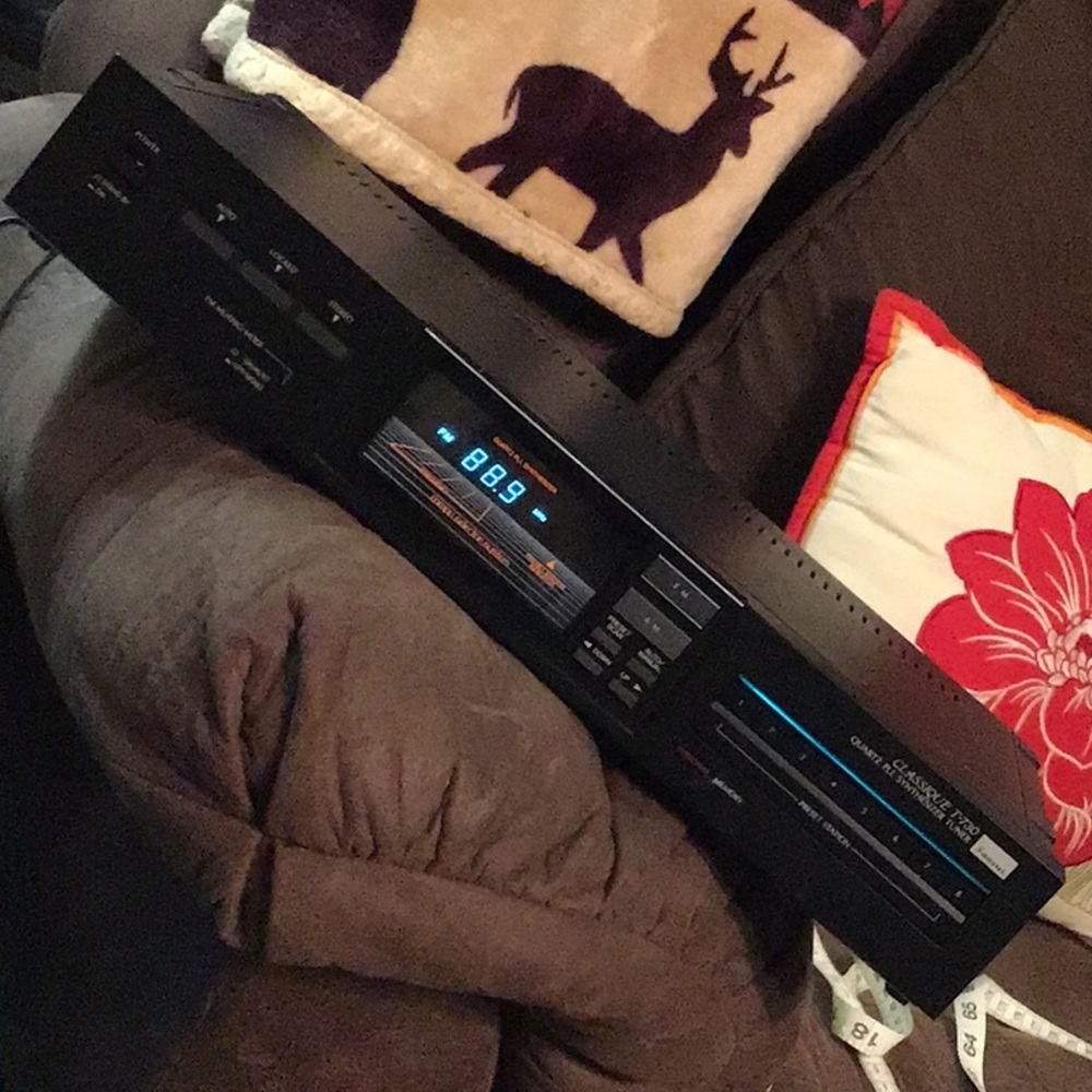 VINTAGE SANSUI CLASSIQUE T-730 QUARTZ PLL SYNTHETIZER TUNER.
